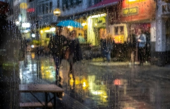 ανθρωποι περπατουν με ομπρέλες στη βροχή