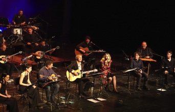 Ο Γιώργος Νταλάρας «Στους δρόμους του Ρεμπέτικου»στο Παλλάς