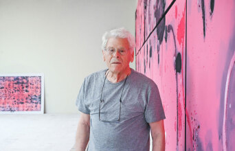 Ο Κώστας Τσόκλης, στα 95 του, δουλεύει όλο το έργο, 90 τελάρα, μόνος του στην Τήνο, εδώ και δύο χρόνια