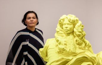 Η Κιμίκο Γιοσίντα ποζάρει δίπλα στο γλυπτό που απεικονίζει τον βασιλιά Λουδοβίκο