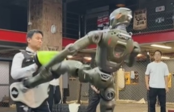 Ρομπότ κλωτσά τον CEO της εταιρείας που το κατασκεύασε