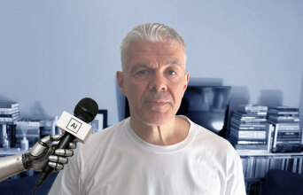 Μια A.I. δημοσιογράφος παίρνει συνέντευξη από τον Κυριάκο Αθανασιάδη