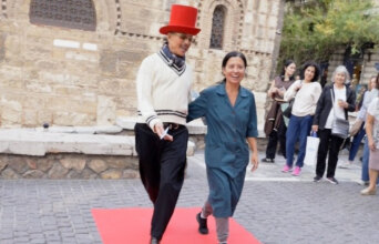 Ο Λάκης Γαβαλάς μετατρέπει την Ερμού σε πασαρέλα | ΣΚΡΑΤΣ