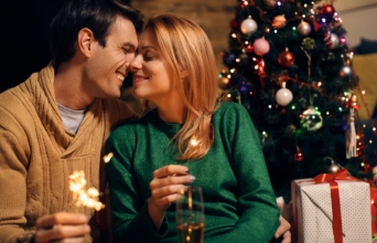 Κακοσμία στόματος στις γιορτές; Πώς λέμε «αντίο» πριν το φιλί κάτω από το γκι