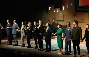 Από αριστερά: Ο Θανάσης Αλευράς, ο Αλέξανδρος Σιάτρας, ο Ουσίκ Χανικιάν, η Αιμιλία Γιαννούκαρη, η Γιώτα Νέγκα, ο Δημήτρης Μπάσης, η Νίνα Μαζάνη, ο Ερρίκος Μηλιάρης, η Μαργαρίτα Στραβουδάκη, ο Ιάσονας Βροχίδης, ο Γιώργος Κουτλής, η Αλεξία Θεοδωράκη