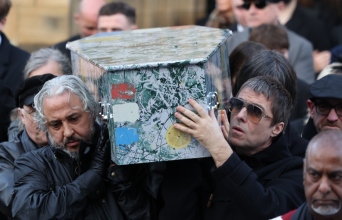 Ο Λίαμ Γκάλαχερ κουβάλησε το φέρετρο του Γκάρι Mάουνφιλντ των Stone Roses στην κηδεία του