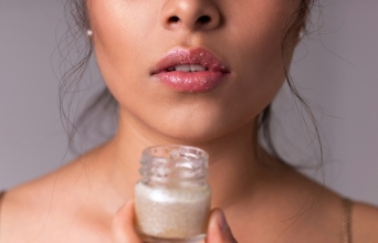 Plumping lip gloss: πόσο ασφαλής είναι αυτή η μέθοδος για τα χείλη μας;