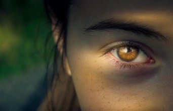 Καταρράκτης: Πώς η επέμβαση διορθώνει τη μυωπία και άλλα διαθλαστικά προβλήματα