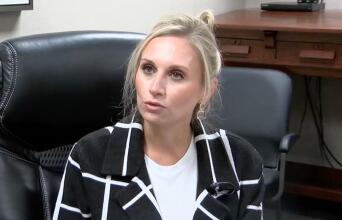 Τα παιδιά της την έπιασαν επ' αυτοφώρω»: Δήμαρχος βίασε 16χρονο φίλο του γιου της σε πάρτι