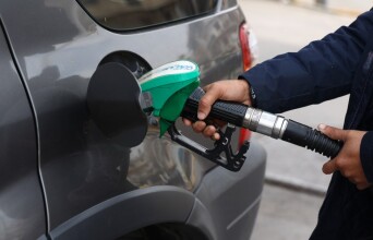 Υπάλληλος σε βενζινάδικο βάζει βενζίνη σε όχημα