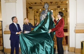 Η Βραζιλία τιμά τον Έλληνα γλύπτη Νίκο Φλώρο — Θρίαμβος στην Όπερα του Σάο Πάολο με παγκόσμια ακτινοβολία