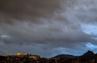 Σύννεφα στον αττικό ουρανό