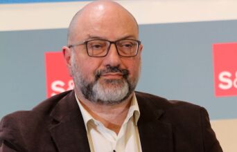 O Σάκης Αρναούτογλου