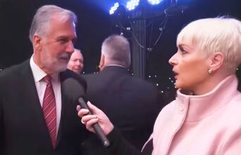 Ο Δήμαρχος Κεντρικής Κέρκυρας και Διαποντίων Νήσων, Στέφανος Πουλημένος την ώρα που αρνείται δήλωση σε δημοσιογράφο