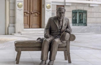 Το γλυπτό του Καβάφη στη Διονυσίου Αεροπαγίτου