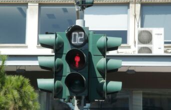 Έξυπνα φανάρια στην Αθήνα: Γιατί η πόλη μένει 30 χρόνια πίσω στη διαχείριση της κίνησης