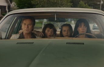 Κυκλοφόρησε το τρέιλερ του «The End of Oak Street» με την Αν Χάθαγουεϊ και τον Γιουάν ΜακΓκρέγκορ