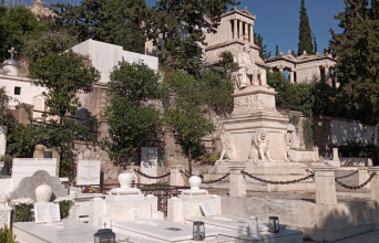 Πρώτο Νεκροταφείο Αθηνών | Κεντρική πλατεία, μνήματα των Αρχιεπισκόπων Αθηνών και πάσης Ελλάδος