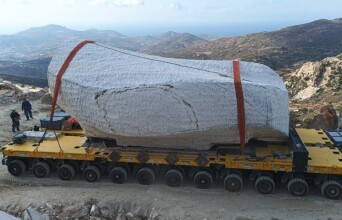 H «Λύρα Νάξου» πάνω στην ειδική πλατφόρμα μεταφοράς με τους 12 τροχούς