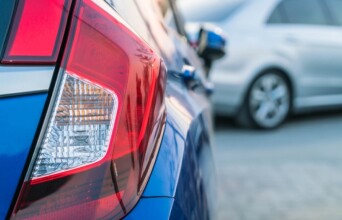 Υπάλληλος σε βενζινάδικο βάζει βενζίνη σε όχημα