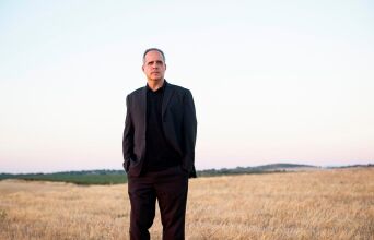 Ο συνθέτης Rodrigo Leao με τα χέρια στις τσέπες στέκεται στην εξοχή