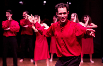 «Αναφορά για μια Ακαδημία» από την Ομάδα Σημείο Μηδέν, σε σκηνοθεσία Σάββα Στρούμπου στο Θέατρο Άττις-Νέος Χώρος