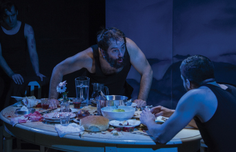 «Καλά, εσύ σκοτώθηκες νωρίς» του Χρόνη Μίσσιου, σε σκηνοθεσία Σοφίας Καραγιάννη στο Θέατρο 104