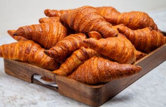 Senol: Ένα γκουρμέ σποτ στη Θεσσαλονίκη για γλυκά και αλμυρά κρουασάν και μπαγκέτες.