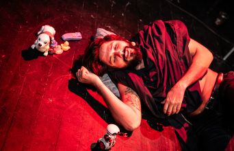 Ο Γιάννης Νιάρρος στο «ΝΥΞ. Λος Ιστορίας Περίεργας»