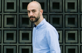 Ο Μάνος Βαβαδάκης μιλάει για την παράσταση ΤΑΝΚ στο Θέατρο Τέχνης