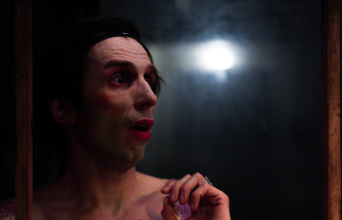 «Μάθε με να φεύγω» του Άκη Δήμου, σε σκηνοθεσία Γιάννη Σκουρλέτη, στο Bijoux de Kant Hood art space