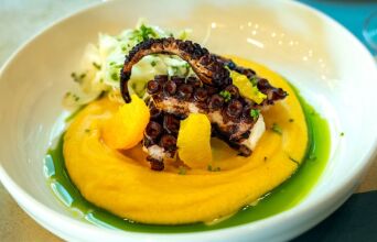 Κορωνίς: Δεκατιανό, μεζέδες και απεριτίφ κάτω από τα δροσερά πλατάνια της Σοφούλη 