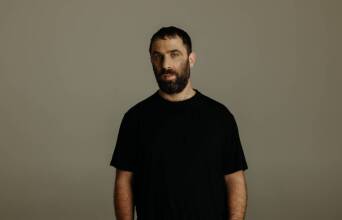 Άρης Μπινιάρης: «Στους "Όρνιθες" έχουμε κρατήσει την ιστορία αλλά έχουμε κάνει αντιστοιχίες με το σήμερα»