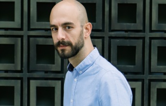 Ο Μάνος Βαβαδάκης σκηνοθετεί τον «Θεό της Σφαγής» στο Θέατρο Πορεία, σε συμπαραγωγή με το ΔΗΠΕΘΕ Κρήτης