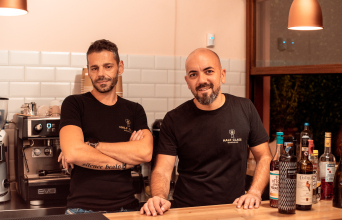 Οι ιδιοκτήτες του Half Glass ο Αλέξανδρος Μπαλαμπάνης και ο Μιχάλης Τραυλός