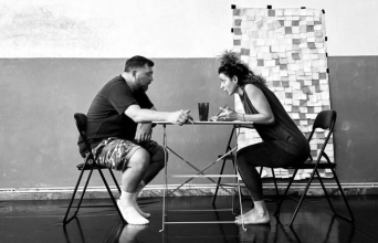 Anser: Συνέντευξη με τον ράπερ για τον πρωταγωνιστικό του ρόλο στη θεατρική παράσταση «Η Ατζέντα» που σκηνοθετεί ο Δημήτρης Αγοράς στο Altera Pars.