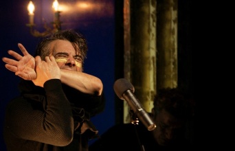 To Κόκκαλο της Ιόλης Ανδρεάδη και του Άρη Ασπρούλη προσθέτει και άλλες παραστάσεις