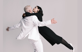 Ο τελευταίος Ασπροκόρακας: μια ξεκαρδιστική ανατρεπτική κωμωδία στο Εθνικό