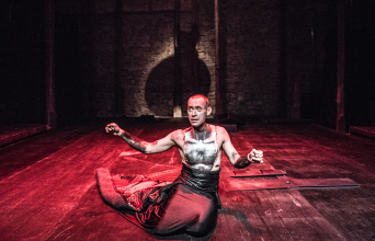 Κριτική του Δημήτρη Τσατσούλη για το έργο «Αιαυτός» του Δημήτρη Δημητριάδη, σε σκηνοθεσία Χάρη Φραγκούλη, στο θέατρο Σφενδόνη