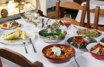 Το οινορεστοράν Καπάνι μόλις άνοιξε στο Μεταξουργείο και έχει όλο το πακέτο για να σου κλέψει την καρδιά