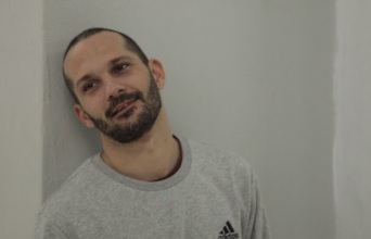 Ο Νίκος Καλύβας ανεβάζει το «La petite mort» στο ΠΛΥΦΑ