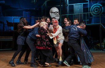 Merde! Ένα μιούζικαλ με αναμφισβήτητο κέφι, σκηνικές εντάσεις και ευρηματικά στοιχεία