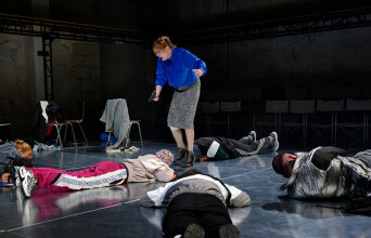 Η μέρα της φούστας: Μια παράσταση για τη μαθητική βία, που έχει εισβάλει και στη χώρα μας