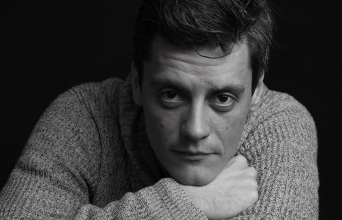 Ο Αλέξανδρος Βάρθης είναι ο κύριος Στρολίδη στο Memorandum στο θέατρο Μπέλλος