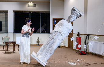 Η Καρυάτιδα: Μια απολαυστική κωμωδία από τον Γιώργο Καπουτζίδη