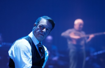 Ο Γιάννης Τσορτέκης υποδύεται τον Στράτο Διονυσίου στο «Τα πήρες όλα κι έφυγες»