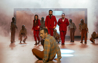 «Φάουστ» σε σκηνοθεσία Άρη Μπινιάρη στο Εθνικό Θέατρο: Η κριτική του Δημήτρη Τσατσούλη