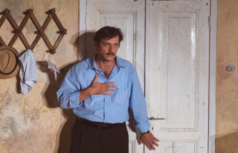 Ο Ορέστης Τζιόβας στον ρόλο του Θανάση στο «Χάσαμε τη θεία-STOP»