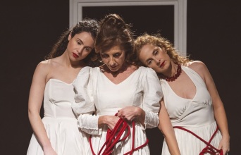 Μονόκλινο σε μπουάτ στο θέατρο Αλκμήνη