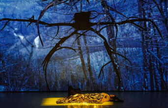 Ο Κώστας Παπακωστόπουλος επιστρέφει στην Εναλλακτική Σκηνή της ΕΛΣ με το θεατρικό έργο «Ο ομφαλός της γης»